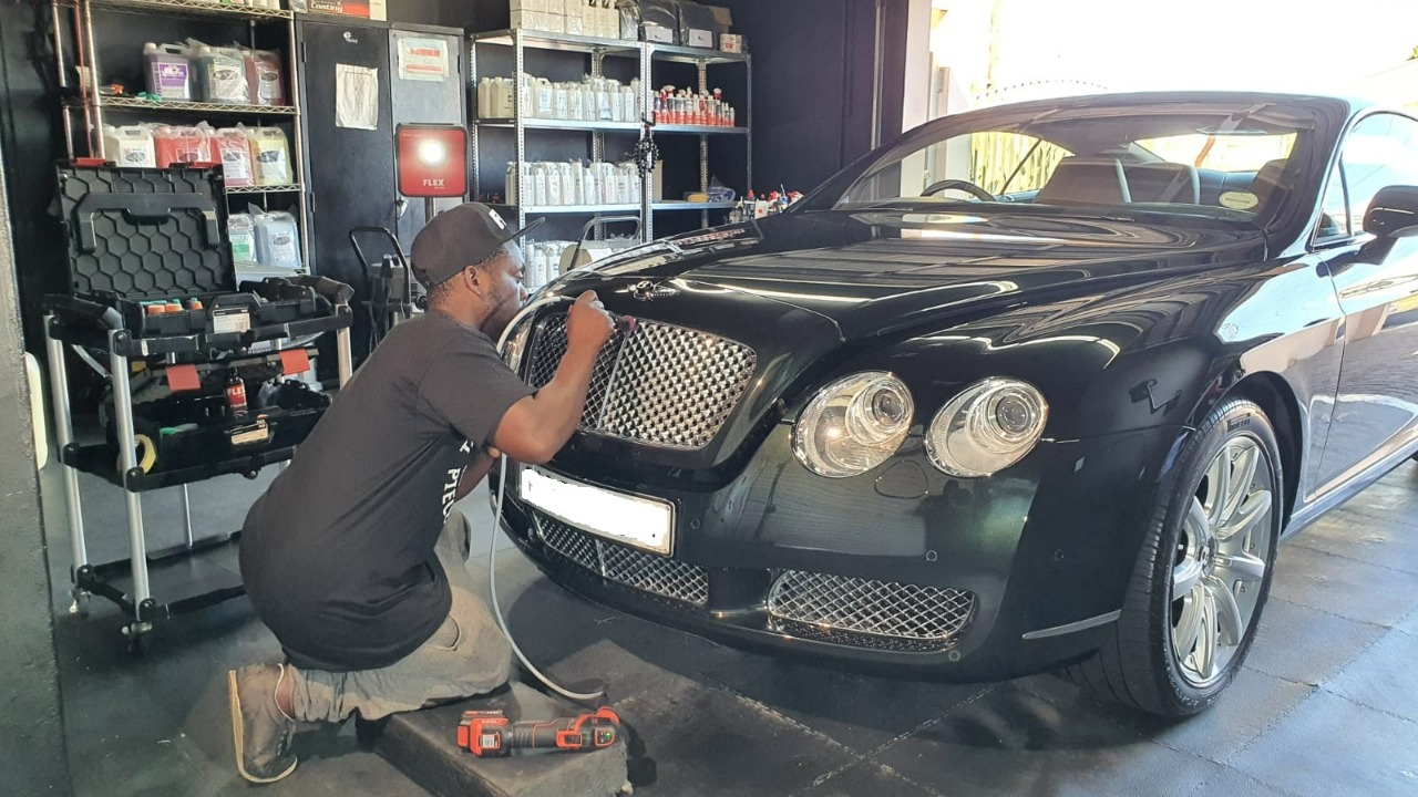 Detailed polishing using a micro polisher with flex attachment